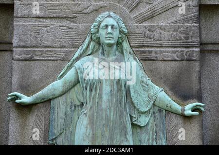 Leipzig, Germany. 15th Nov, 2020. A figure of a mourning woman at a grave site in Leipzig's southern cemetery. Credit: Volkmar Heinz/dpa-Zentralbild/ZB/dpa/Alamy Live News Stock Photo