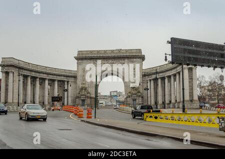 Manhattan Bridge Entrance While it is Snowing. Arch and Colonnade Entrance in Chinatown. New York City, USA Stock Photo