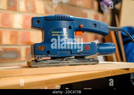 https://l450v.alamy.com/450v/2dc473b/norwich-norfolk-uk-november-17-2020-an-illustrative-photo-of-a-nupower-evolution-electric-sanding-machine-on-a-length-of-timber-on-a-black-deck-2dc473b.jpg