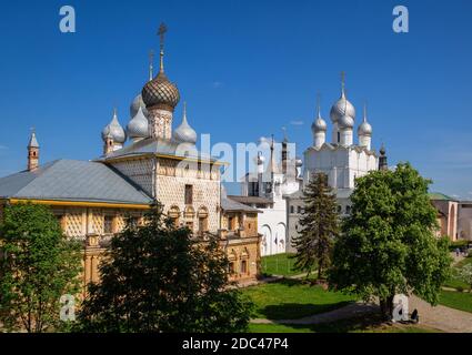 Rostov Kremlin, Hodegetria Church and the Church of the Resurrection of Christ. Rostov Veliky, Yaroslavl Region, Golden Ring of Russia Stock Photo
