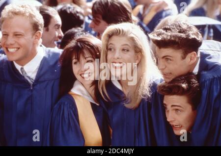 Beverly Hills 90210 Graduation day photo with cast (l-r) Ian Ziering portraying Steven 'Steve' Sanders; Shannen Doherty portraying Brenda Walsh; Tori Stock Photo