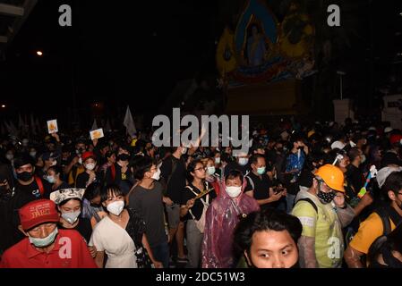 Bangkok, Thailand. 18th Nov, 2020. Anti-government protesters Gathered at the Ratchaprasong intersection Before marching in front of the Royal Thai Police Headquarters, Rama I Road, with riot police preparing to prevent intruders entering the headquarters. The protesters spray paint various messages along the way. And protesters have splashed paint on the banner of the Police Headquarters in Bangkok 18 Nov 2020. (Photo by Teera Noisakran/Pacific Press) Credit: Pacific Press Media Production Corp./Alamy Live News Stock Photo