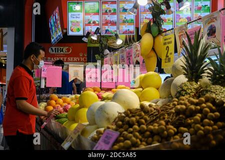 Kuala Lumpur, Malaysia. 18th Nov, 2020. A man wearing a mask sells fruits at Nu Sentral, Kuala Lumpur.Conditional Control Movement Order (CMCO) had restricted the business sectors such as restaurants, food trucks, food courts, hawker stalls, kiosks, and conveniences stores are allowed to operate from 6am to 10pm. Credit: SOPA Images Limited/Alamy Live News Stock Photo