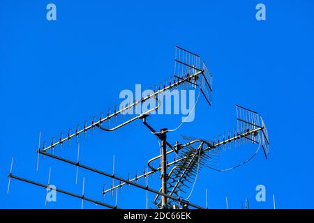 Antenne, Antennen, Antennenmast, Dachantenne, Dachantennen, Zwilling,  Zwillingsantenne, UHF, VHF, DAB+, DAB Plus, DVB-T, DVB-T2, T2,  Richtantenne, Yag Stock Photo - Alamy