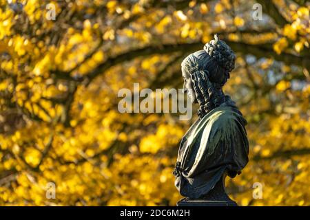 Büste der Dichterin Annette von Droste-Hülshoff im Park der Burg Hülshoff, Havixbeck, Münsterland, Nordrhein-Westfalen, Deutschland  |  Bust of German Stock Photo