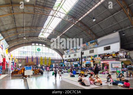 Passengers inside the Hua Lamphong train station in Bangkok, Thailand Stock Photo