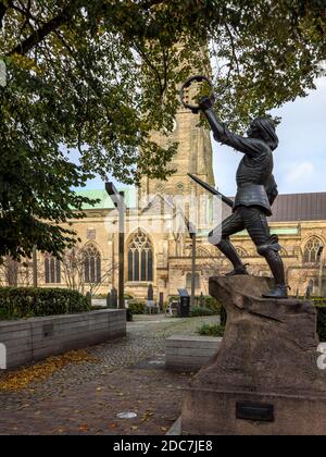 The bronze statue of King Richard III in the cathedral gardens outside Leicester Cathedral Stock Photo