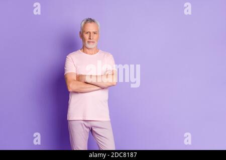 Photo of self-assured old man calm face folded hands wear pink