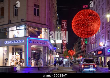 Wien, Vienna: closed shop at lockdown because of COVID 19 pandemic in the pre-Christmas period, dark shop window, shopping street Rotenturmstraße, pol Stock Photo