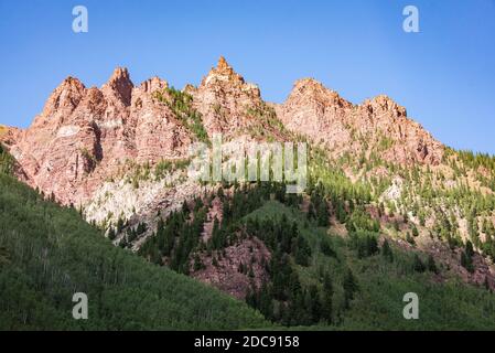 Classic view of the Maroon Bells and Maroon Lake, Aspen, Colorado, USA Stock Photo