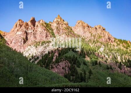 Classic view of the Maroon Bells and Maroon Lake, Aspen, Colorado, USA Stock Photo