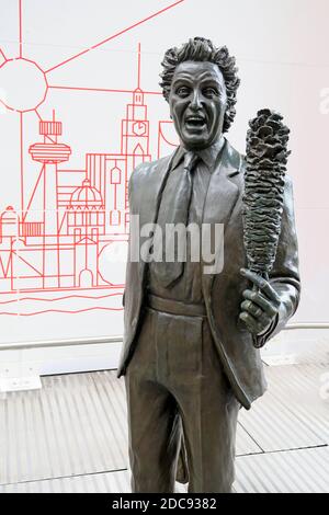 Ken Dodd, Tom Murphy statue, Chance Meeting,at Lime street railway station, Liverpool, Merseyside,England,UK Stock Photo