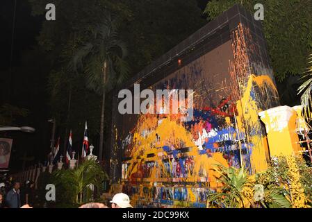 Bangkok, Thailand. 18th Nov, 2020. Anti-government protesters Gathered at the Ratchaprasong intersection Before marching in front of the Royal Thai Police Headquarters, Rama I Road, with riot police preparing to prevent intruders entering the headquarters. The protesters spray paint various messages along the way. And protesters have splashed paint on the banner of the Police Headquarters in Bangkok 18 Nov 2020. (Photo by Teera Noisakran/Pacific Press/Sipa USA) Credit: Sipa USA/Alamy Live News Stock Photo