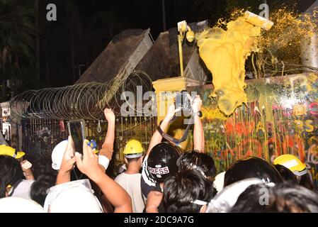 Bangkok, Thailand. 18th Nov, 2020. Anti-government protesters Gathered at the Ratchaprasong intersection Before marching in front of the Royal Thai Police Headquarters, Rama I Road, with riot police preparing to prevent intruders entering the headquarters. The protesters spray paint various messages along the way. And protesters have splashed paint on the banner of the Police Headquarters in Bangkok 18 Nov 2020. (Photo by Teera Noisakran/Pacific Press/Sipa USA) Credit: Sipa USA/Alamy Live News Stock Photo