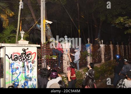 Bangkok, Thailand. 18th Nov, 2020. Anti-government protesters Gathered at the Ratchaprasong intersection Before marching in front of the Royal Thai Police Headquarters, Rama I Road, with riot police preparing to prevent intruders entering the headquarters. The protesters spray paint various messages along the way. And protesters have splashed paint on the banner of the Police Headquarters in Bangkok 18 Nov 2020. (Photo by Teera Noisakran/Pacific Press/Sipa USA) Credit: Sipa USA/Alamy Live News Stock Photo