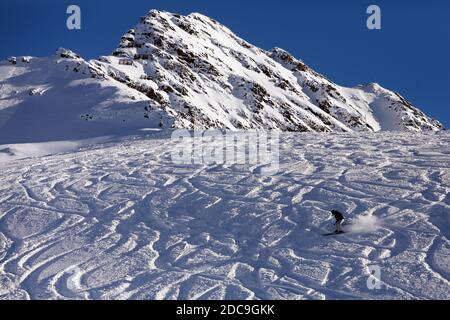 04.02.2019, Schruns, Vorarlberg, Austria - Skier on a mountain slope off-piste in deep snow. 00S190204D823CAROEX.JPG [MODEL RELEASE: NO, PROPERTY RELE Stock Photo