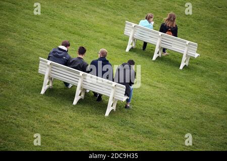17.05.2019, Hannover, Lower Saxony, Germany - Germany - people sitting on park benches. 00S190517D476CAROEX.JPG [MODEL RELEASE: NO, PROPERTY RELEASE: Stock Photo