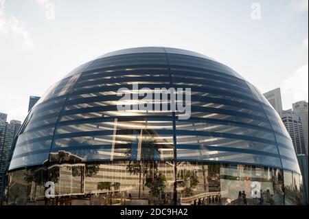 25.10.2020, Singapore, , Singapore - View of the new Apple flagship store on the shore in Marina Bay Sands with the skyline of the business district i Stock Photo