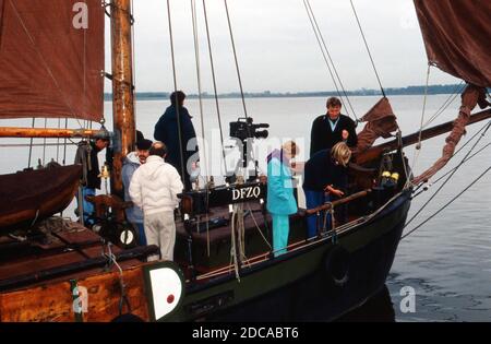 Team an Bord des Segelboots 'Heinrich Lühe' für die ZDF Archäolgie-Sendung 'C14', Deutschland 1991. Stock Photo