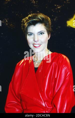 Parlazzo, Medienshow, Deutschland 1991 - 1998, Sendung vom 3. Februar 1995, Moderatorin Bettina Böttinger in roter Lederjacke Stock Photo