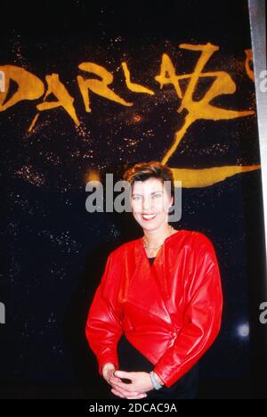 Parlazzo, Medienshow, Deutschland 1991 - 1998, Sendung vom 3. Februar 1995, Moderatorin Bettina Böttinger in roter Lederjacke Stock Photo