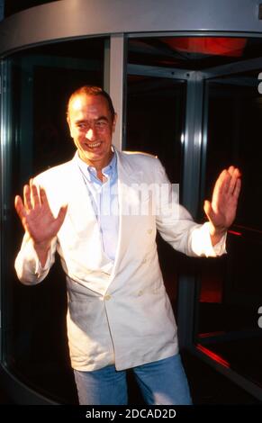 Bernd Eichinger, deutscher Filmproduzent bei der Premiere des Films 'Leslie Nielsen ist sehr verdächtig' aka 'Wrongfully Accused' im Cinedom in Köln, Deutschland 1998. Stock Photo