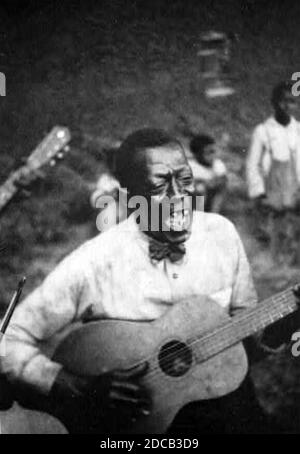 WILSON JONES  Blues musician nicknamed Stavin' Chain, in Lafayette, Louisianna,  photographed by Alan Lomax in June 1934, singing the ballad Batson. 'Stavin Chain' is discussed one the website americanbluesscene.com/language-of-the-blues Stock Photo