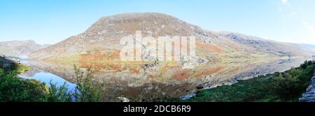 Lake Llyn Ogwen, Llyn Ogwen is a ribbon lake in north-west Wales. It lies alongside the A5 road between two mountain ranges of Snowdonia Stock Photo