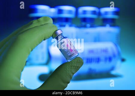 Hair, Deutschland. 20th Nov, 2020. Topic picture, symbol photo: Corona vaccine. A hand wrapped in a rubber glove holds a vaccination jar, | usage worldwide Credit: dpa/Alamy Live News