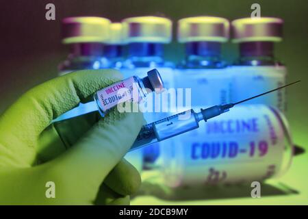 Hair, Deutschland. 20th Nov, 2020. Topic picture, symbol photo: Corona vaccine. A hand wrapped in a rubber glove holds a disposable syringe, syringe, vaccination syringe and a vaccination can, | usage worldwide Credit: dpa/Alamy Live News