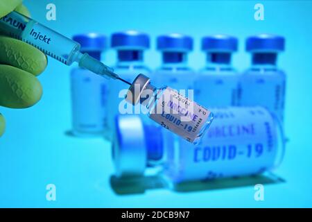 Hair, Deutschland. 20th Nov, 2020. Topic picture, symbol photo: Corona vaccine. A hand wrapped in a rubber glove holds a disposable syringe, syringe, vaccination syringe and a vaccination can, | usage worldwide Credit: dpa/Alamy Live News