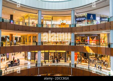 Interiors of Dubai mall, one of the world's largest shopping malls in ...