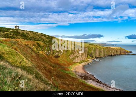 STONEHAVEN ABERDEENSHIRE SCOTLAND CLASSICAL WAR MEMORIAL OVERLOOKING THE TOWN  HARBOUR AND BAY Stock Photo