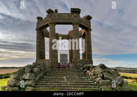 STONEHAVEN ABERDEENSHIRE SCOTLAND CLASSICAL WAR MEMORIAL OVERLOOKING THE TOWN AND HARBOUR Stock Photo