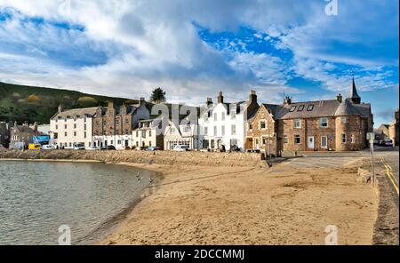 STONEHAVEN ABERDEENSHIRE SCOTLAND HARBOUR AREA HOUSES THE SHIP INN SANDY BEACH ON SHOREHEAD STREET Stock Photo