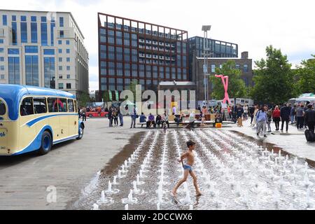 Great Britain / England /London / Granary Square fountains at King's Cross London. Kids in sprinklers at Granary Square Water Feature in Kings Cross. Stock Photo