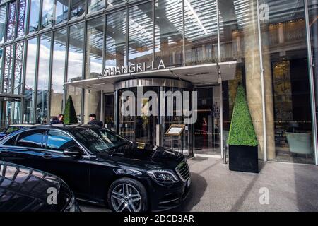 Great Britain / England /London /   Chauffeur service at Shangri-La hotel entrance the Shard in London . Stock Photo