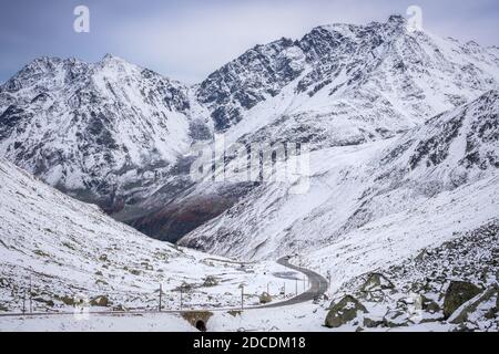 Snow has fallen during late Summer, early Fall at the Flüela Pass (Switzerland). It is a high mountain pass in the Swiss Alps in Graubünden Stock Photo