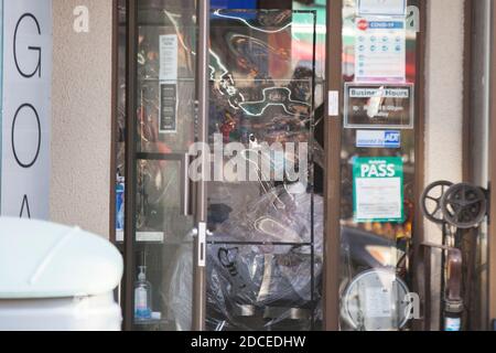 Toronto, Canada. 20th Nov, 2020. A woman wearing a face mask perms her hair at a hair salon in Toronto, Canada, on Nov. 20, 2020. Canadian Prime Minister Justin Trudeau said on Friday that the country is at stake as COVID-19 has been worsening. As of Friday afternoon, Canada reported a total of 319,038 cases and 11,313 deaths. Credit: Zou Zheng/Xinhua/Alamy Live News Stock Photo