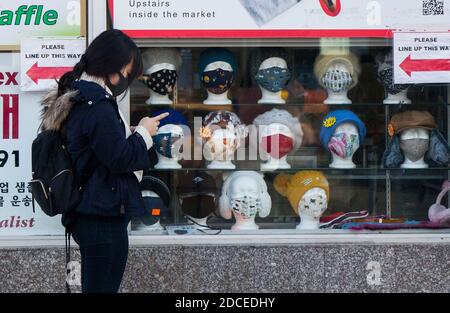 Toronto, Canada. 20th Nov, 2020. A woman wearing a face mask waits to enter a supermarket in Toronto, Canada, on Nov. 20, 2020. Canadian Prime Minister Justin Trudeau said on Friday that the country is at stake as COVID-19 has been worsening. As of Friday afternoon, Canada reported a total of 319,038 cases and 11,313 deaths. Credit: Zou Zheng/Xinhua/Alamy Live News Stock Photo