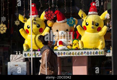 Toronto, Canada. 20th Nov, 2020. A woman wearing a face mask walks past a toy store in Toronto, Canada, on Nov. 20, 2020. Canadian Prime Minister Justin Trudeau said on Friday that the country is at stake as COVID-19 has been worsening. As of Friday afternoon, Canada reported a total of 319,038 cases and 11,313 deaths. Credit: Zou Zheng/Xinhua/Alamy Live News Stock Photo