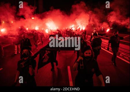 Madrid, Spain. 20th Nov, 2020. Far right wing supporters carrying a crown of flowers marching with flares during a rally to commemorate the death anniversary of Falange founder Jose Antonio Primo de Rivera. Credit: Marcos del Mazo/Alamy Live News Stock Photo