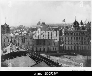 Kings County) Court House, (Brooklyn, N.Y.; entrance front, flanked by Municipal Building (right) and Hall of Records Stock Photo