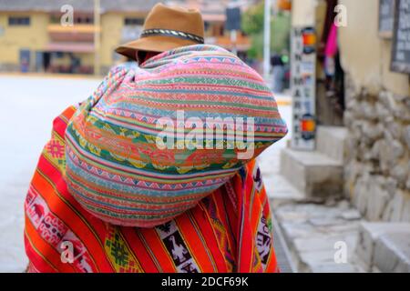 Peru Sacred Valley Ollantaytambo - Ollantaytambo women in traditional dress Stock Photo
