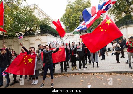 Supporters of China welcoming Chinese President Xi Jinping on the first day of his state visit to Britain. The Mall, Saint Jame's Park, Westminster, London, UK.  20 Oct 2015 Stock Photo