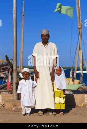 A muslim father and his two young children, Lamu County, Lamu, Kenya Stock Photo