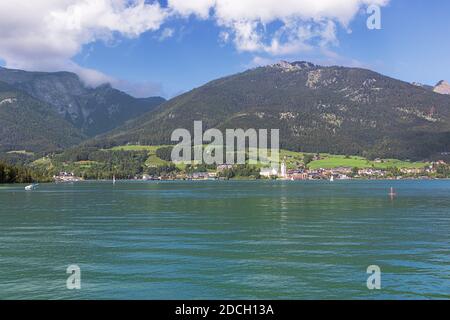 Lake Wolfgang with St. Wolfgang in the background, seen from the jetty in Gschwendt Stock Photo