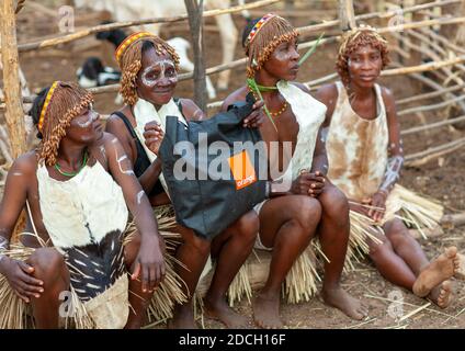 Tharaka girls with grass skirts - Kenya, Traditionnal skirt…