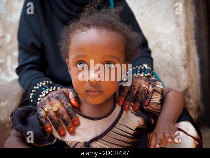 Muslim woman with henna painted hands and her daughter, Lamu County, Lamu, Kenya Stock Photo