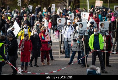 21 November 2020, Baden-Wuerttemberg, Göppingen: Numerous people take part in a demonstration directed against the Corona policy of the German government. Photo: Christoph Schmidt/dpa Stock Photo